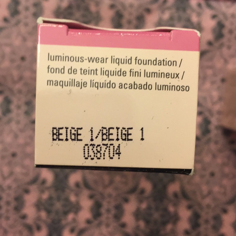 Mary Kay Luminous-Wear Liquid Foundation - Picture 2 of 8